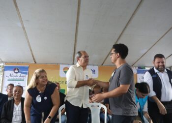MANO MEDEIROS ASSINA REGULARIZAÇÃO FUNDIÁRIA PARA MORADORES DA MURIBECA