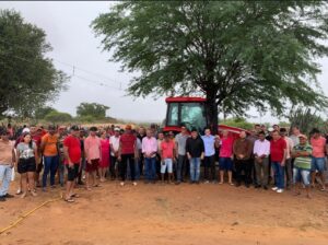 MAIS TRABALHO NO CAMPO: MIGUEL DUQUE ENTREGA TRATOR NA CIDADE DE BETÂNIA COM APOIO DO GOVERNO RAQUEL LYRA