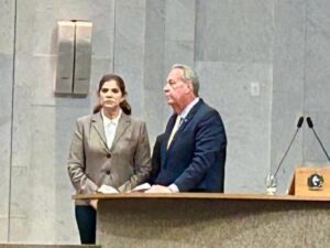 PRESIDENTE ÁLVARO PORTO QUESTIONA ATITUDE DA DEPUTADA SOCORRO PIMENTEL