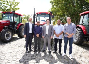ROMERO SALES FILHO ENTREGA MAQUINÁRIO AGRÍCOLA E GARANTE ILUMINAÇÃO DA PE-60 EM SÃO JOSÉ DA COROA GRANDE