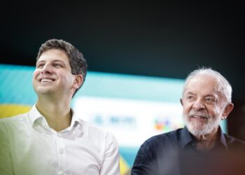 PRESIDENTE LULA E O PREFEITO JOÃO CAMPOS ENTREGAM MAIS DE MIL TÍTULOS DE PROPRIEDADE EM BRASÍLIA TEIMOSA
