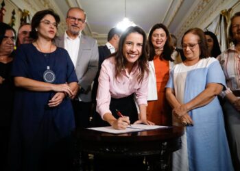 GOVERNADORA RAQUEL LYRA LANÇA PRIMEIRA CASA DE PASSAGEM DO ESTADO E ASSINA CONVÊNIOS COM MUNICÍPIOS PARA PROGRAMA MÃES NA CRECHE E CENTROS DE REFERÊNCIA DA MULHER Hesíodo Góes_Secom (2)