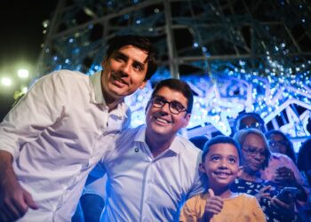 Prefeito-Diego-Cabral-inaugura-o-Natal-dos-Sonhos-em-Camaragibe-com-iluminacao-especial-na-Praca-Maria-Amazonas-e-programacao-aberta-ao-publico-durante-dezembro