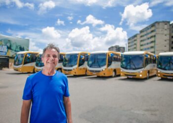 PREFEITO CARLOS SANTANA ENTREGA MAIS SEIS NOVOS ÔNIBUS DO TRANSPORTE UNIVERSITÁRIO