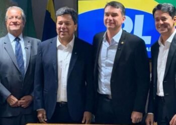 MENDONÇA ARTICULA VINDA DE FLÁVIO BOLSONARO A PERNAMBUCO FLAVIO MENDONÇA