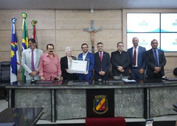 VEREADOR ANDERSON CORREIA ENTREGA TÍTULO DE CIDADÃO CARUARUENSE AO DEPUTADO LULA DA FONTE LULA DA FONTE