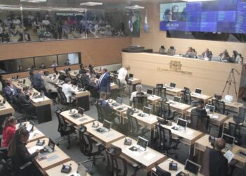 CÂMARA APROVA MUDANÇAS NA REMUNERAÇÃO DE SERVIDORES DA EDUCAÇÃO MUNICIPAL 3d92402a-6ce5-46d9-94e3-d23082333d05