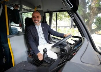 ROMERO SALES FILHO ENTREGA ÔNIBUS ESCOLAR EM AFOGADOS DA INGAZEIRA SALES ONINUS 1