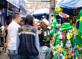 SECRETARIAS DE MEIO AMBIENTE E DE PROTEÇÃO E DEFESA ANIMAL DE CAMARAGIBE REALIZAM FISCALIZAÇÃO EM BARRACAS A APREENDEM FOGOS DE ARTIFÍCIO COM ESTAMPIDOS, PROIBIDOS POR LEI MUNICIPAL WhatsApp Image 2026-06-12 at 17.21.24