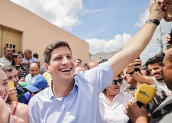 JOÃO CAMPOS ARRASTA MULTIDÃO NO CABO joaoinerior