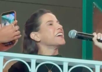GOVERNADORA RAQUEL LYRA CANTA E ENCANTA EM BAR DE BOA VIAGEM raquelcanta_1